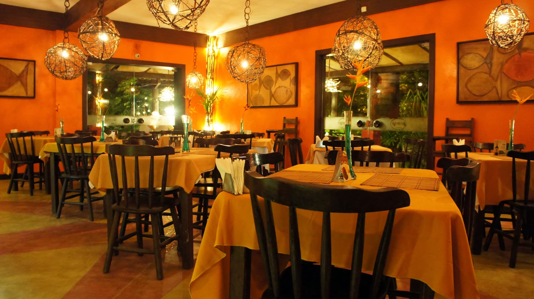 Salão interno do Restaurante Maracajú